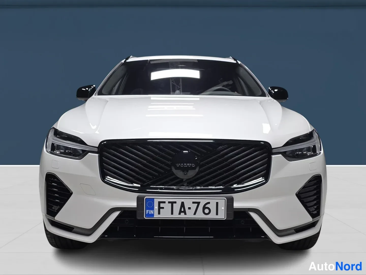Vit Volvo XC60 2027, framifrån, bild 6