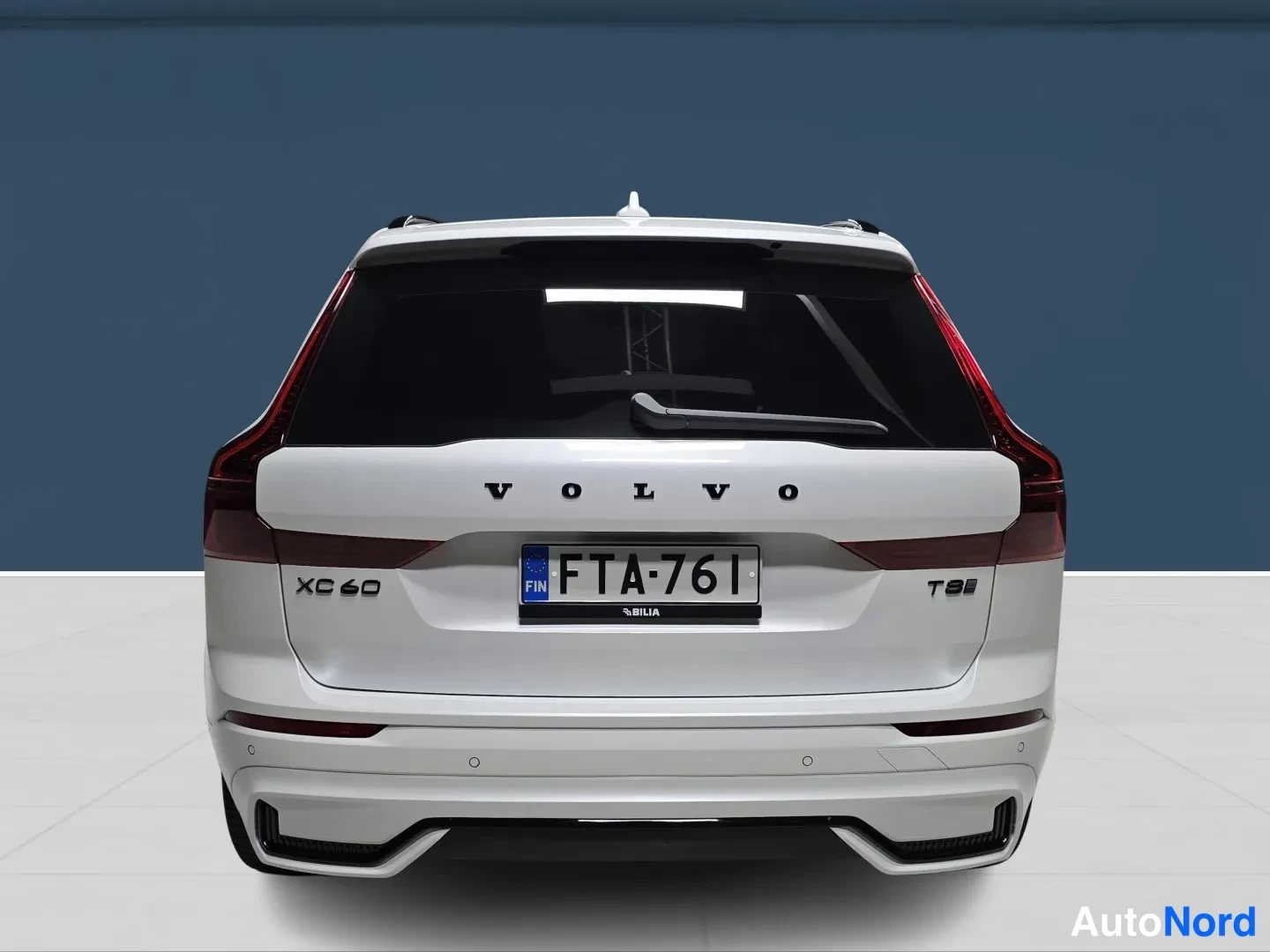 Vit Volvo XC60 2027, bakifrån, bild 9