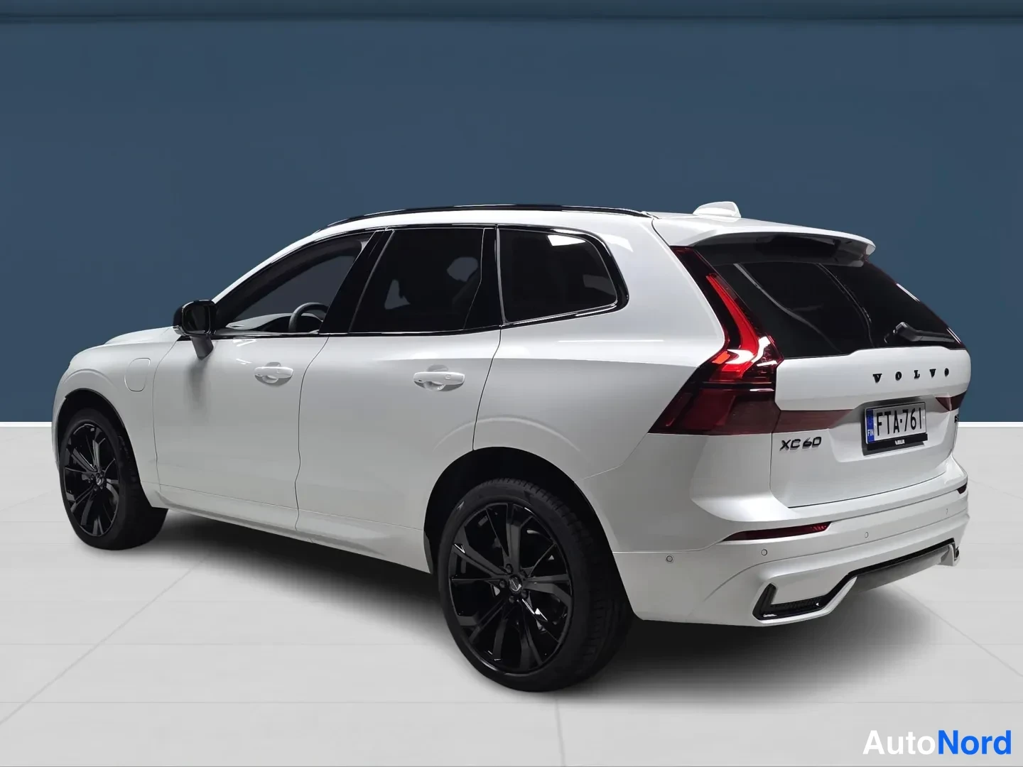 Vit Volvo XC60 2027, snett bakifrån, bild 8