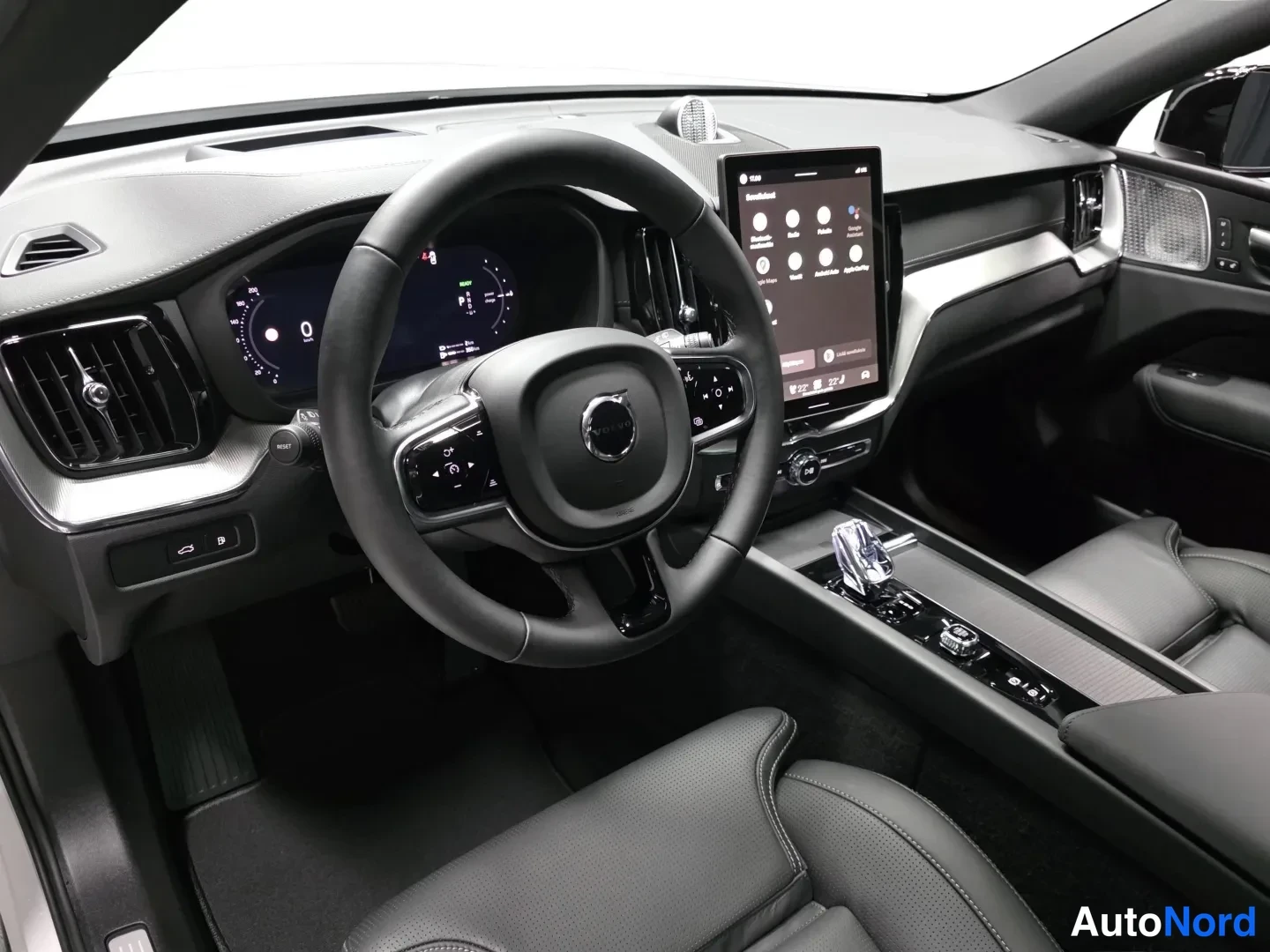 Vit Volvo XC60 2027, snett framifrån, fronten åt vänster, bild 2