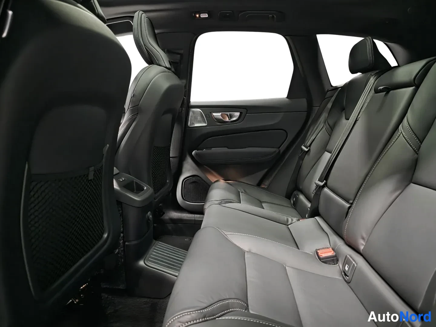 Vit Volvo XC60 2027, snett framifrån, fronten åt höger, bild 5
