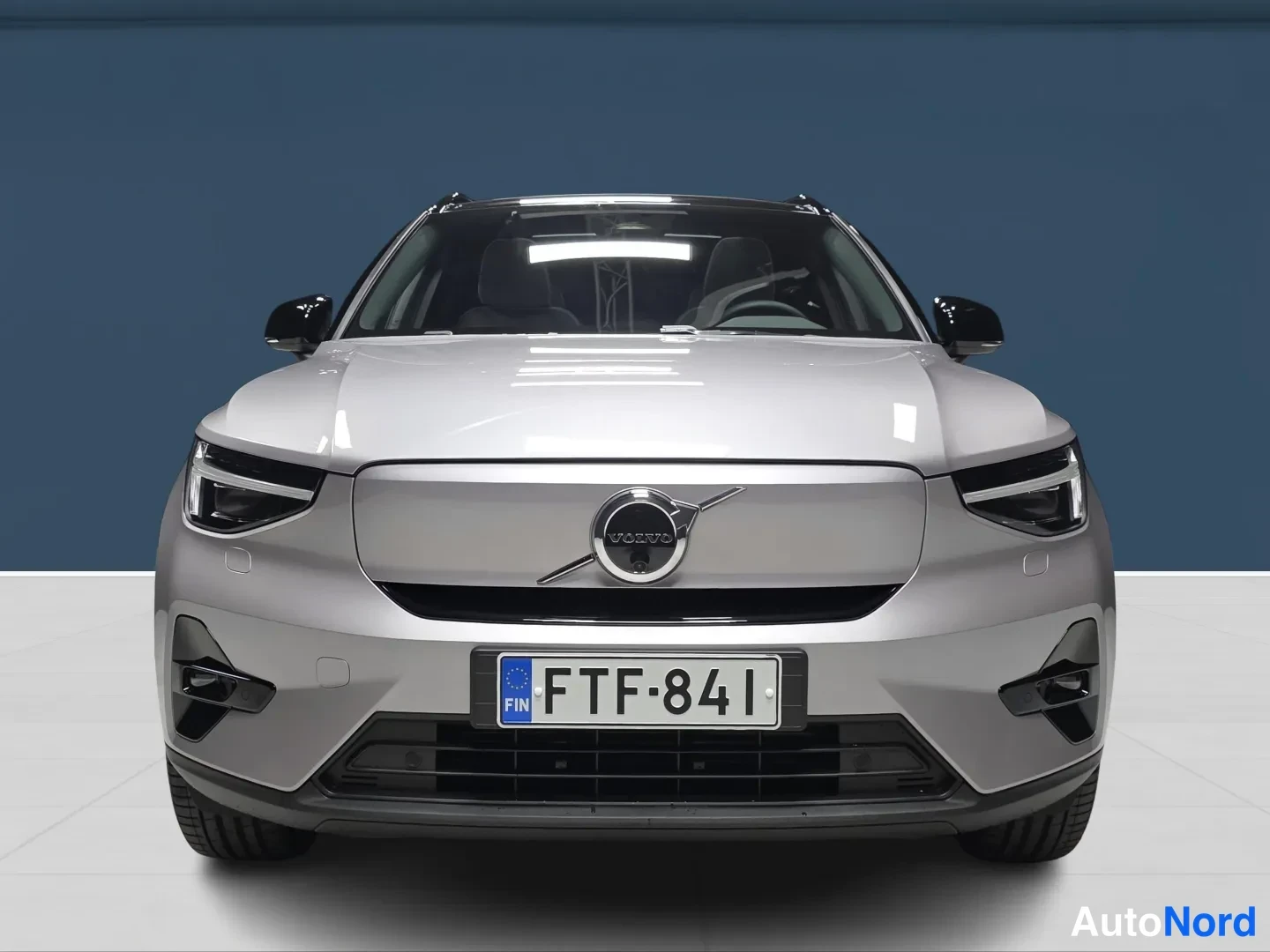 Harmaa Volvo EX40 2027, edestä, kuva 3