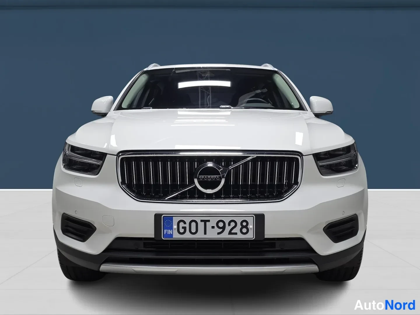 White Volvo XC40 2022, front, photo 3