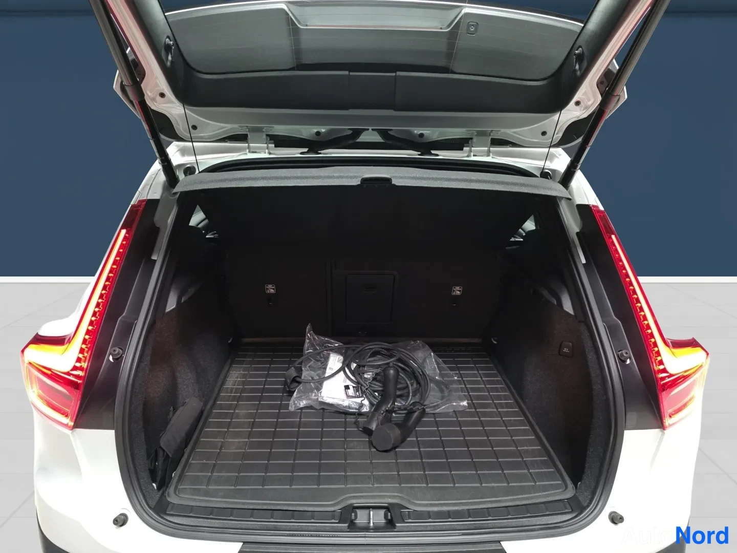 White Volvo XC40 2022, rear, photo 7