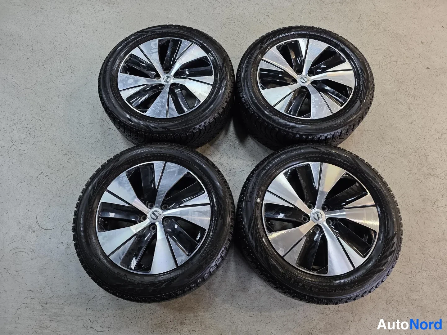 White Volvo XC40 2022, photo 16