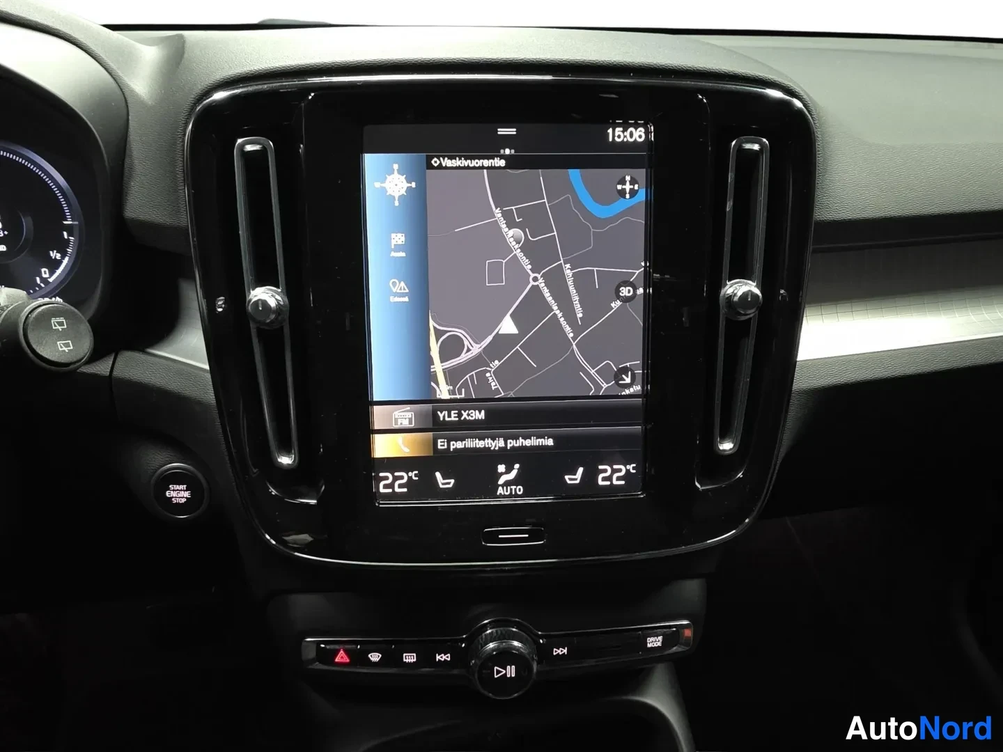 White Volvo XC40 2022, detail, photo 8