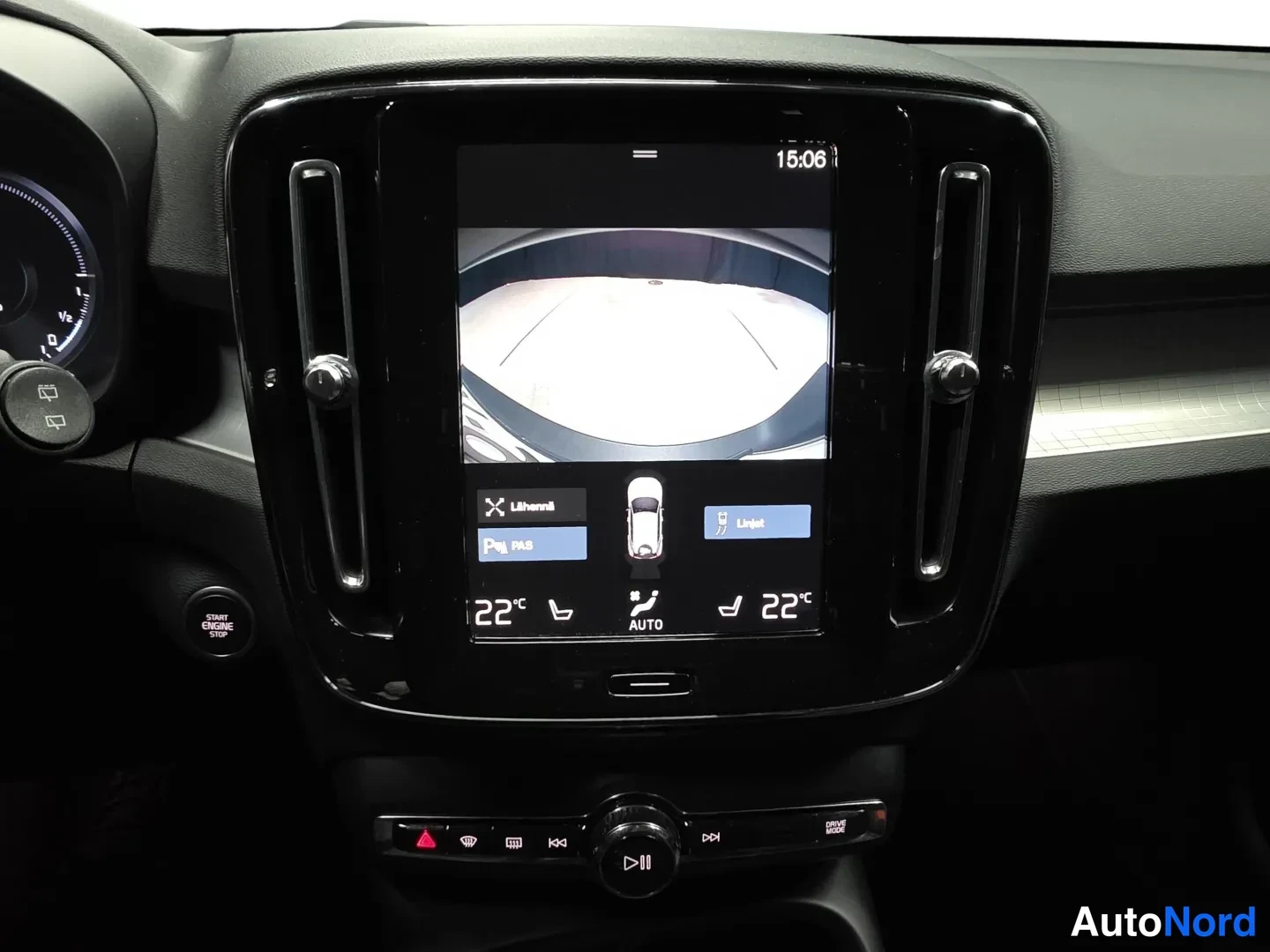 White Volvo XC40 2022, detail, photo 9