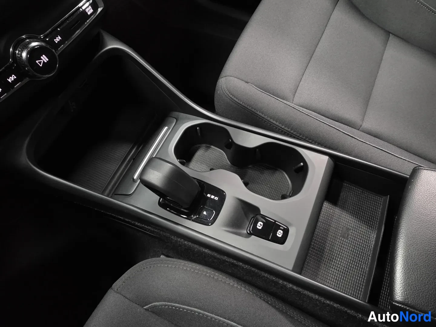 White Volvo XC40 2022, detail, photo 10