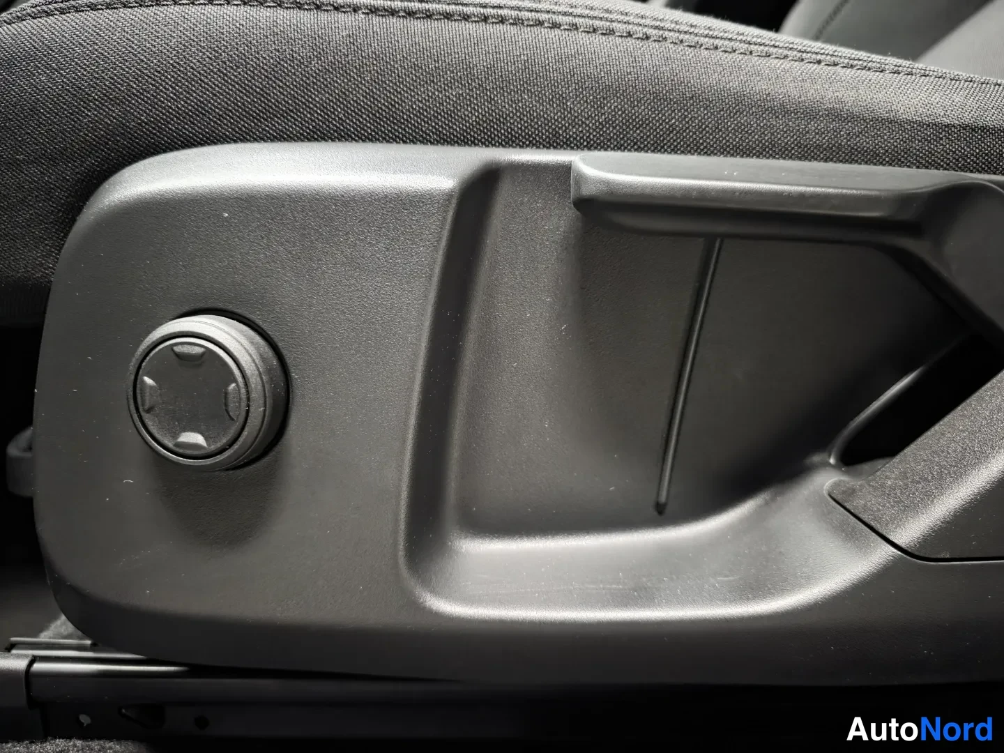 White Volvo XC40 2022, detail, photo 11