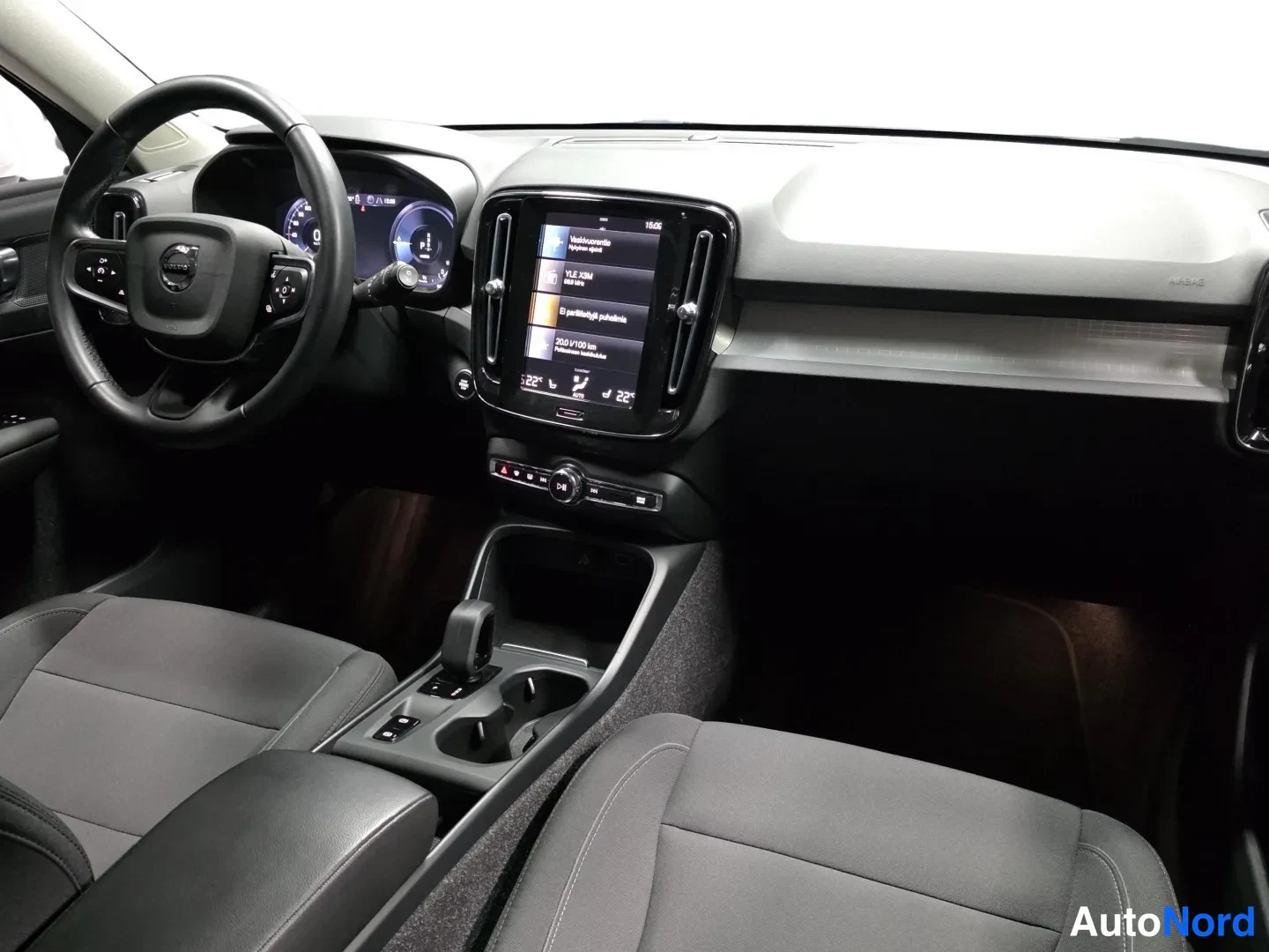 White Volvo XC40 2022, photo 17