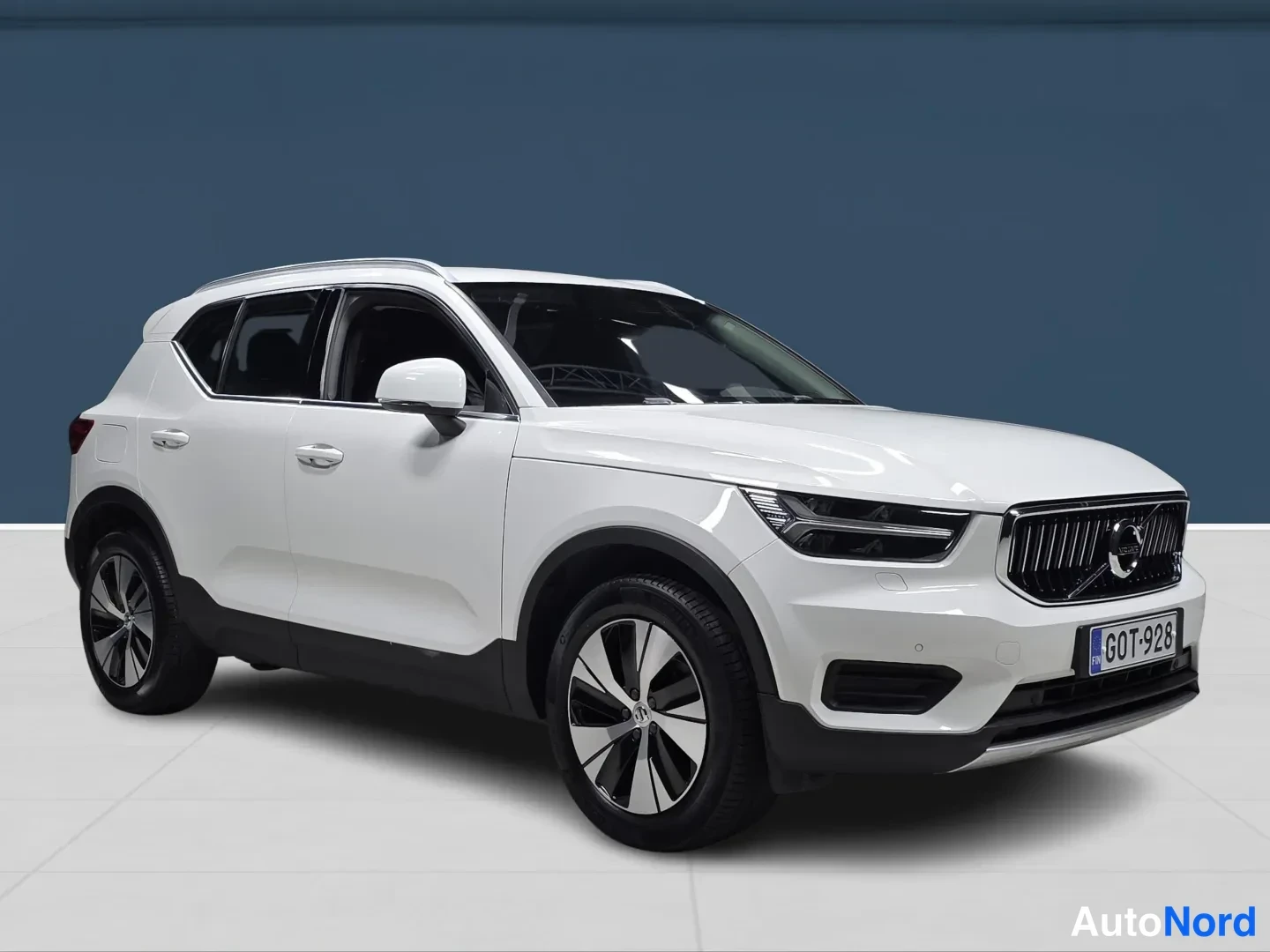 White Volvo XC40 2022, front three-quarter, nose to the right, photo 2