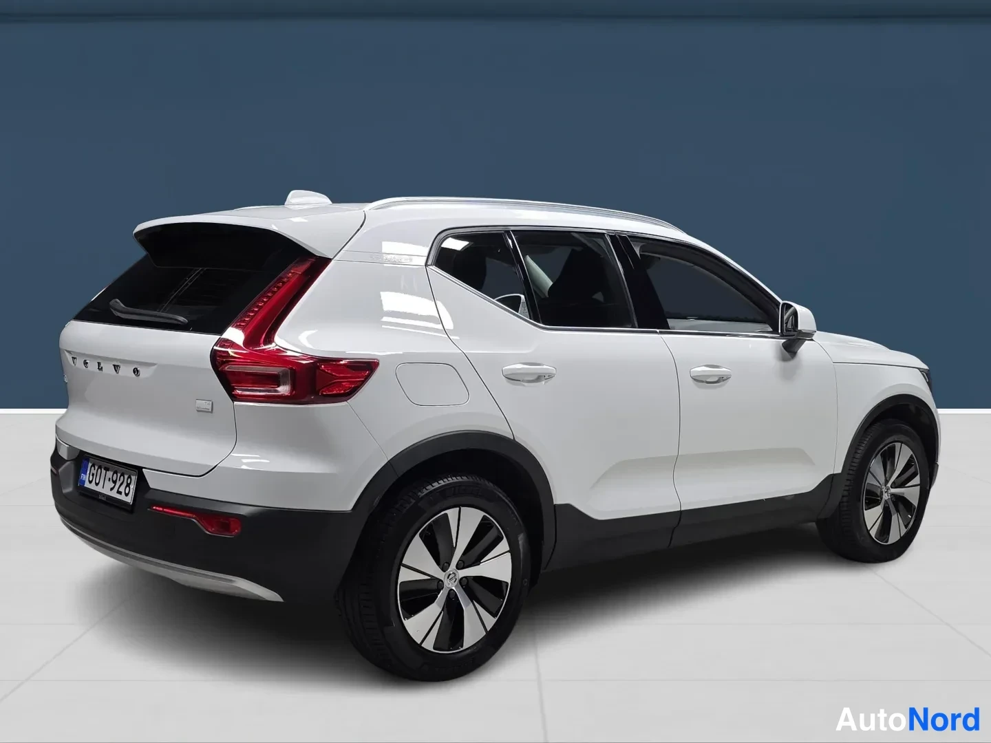 White Volvo XC40 2022, rear three-quarter, photo 4