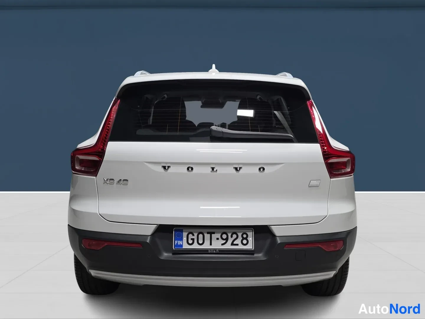 White Volvo XC40 2022, rear, photo 6