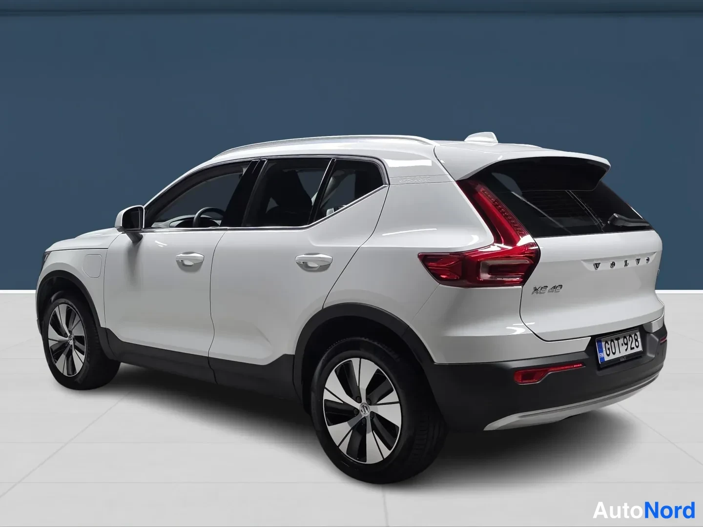 White Volvo XC40 2022, rear three-quarter, photo 5