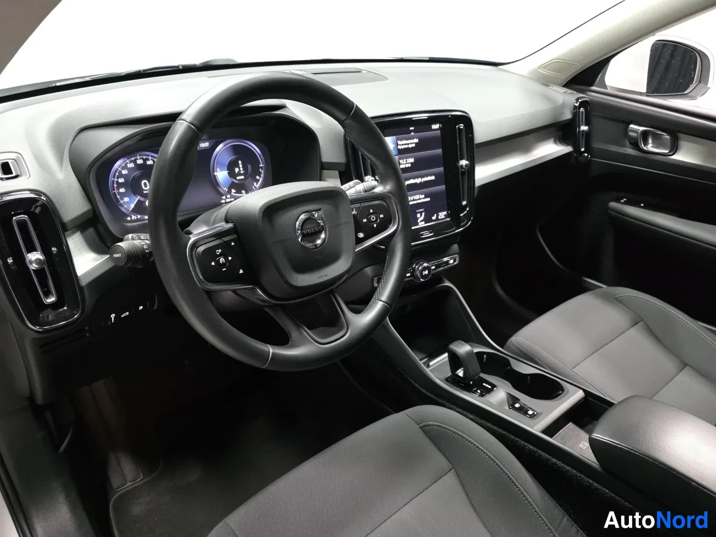 White Volvo XC40 2022, photo 13