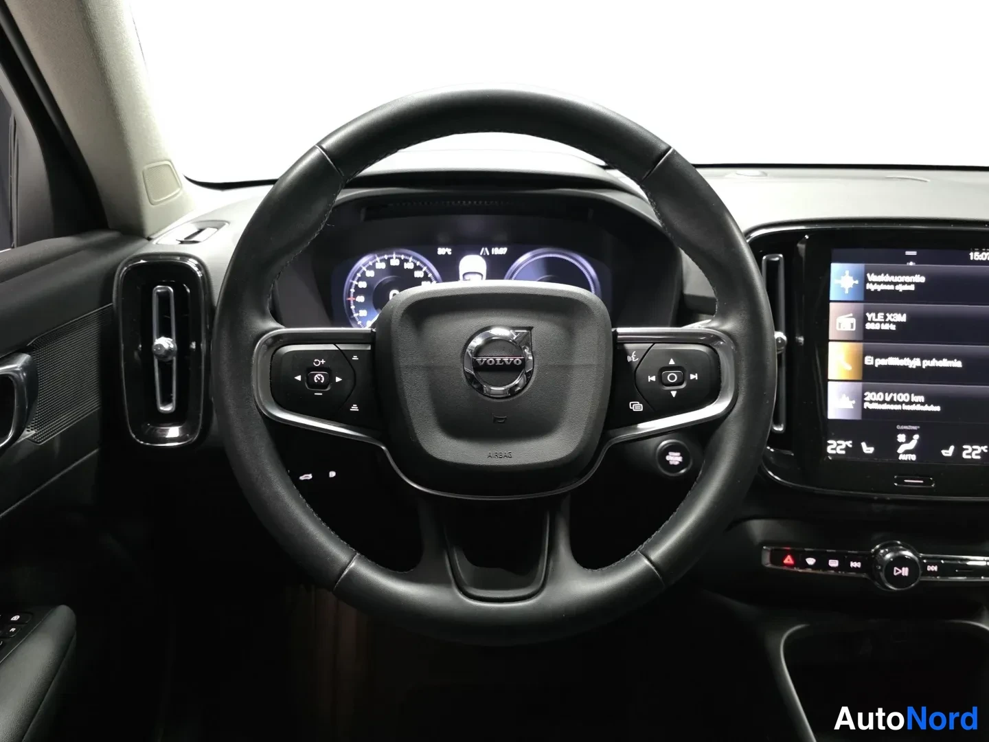 White Volvo XC40 2022, photo 15