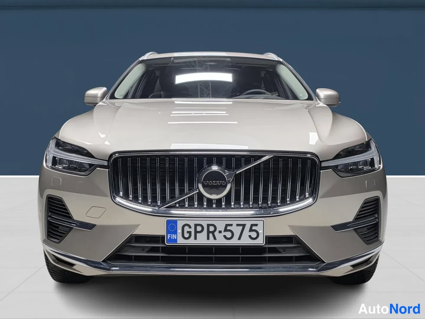 Beige Volvo XC60 2024, edestä, kuva 3