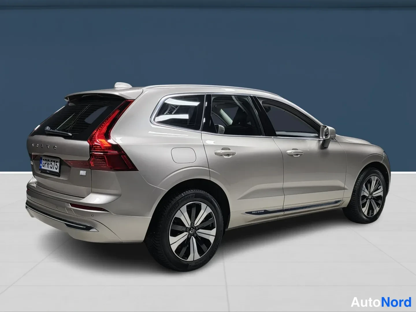 Beige Volvo XC60 2024, takaviisto, kuva 4
