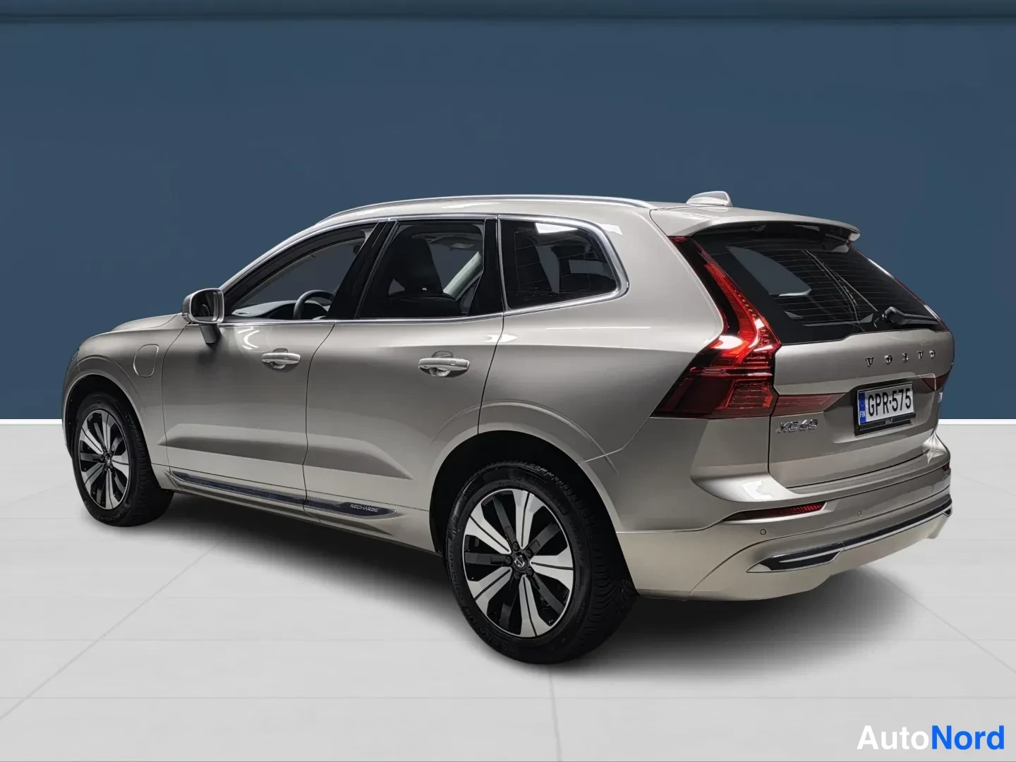 Beige Volvo XC60 2024, takaviisto, kuva 5