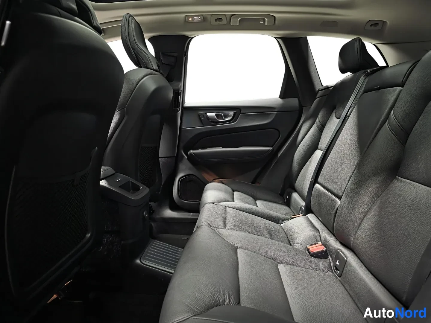 Beige Volvo XC60 2024, kuva 10