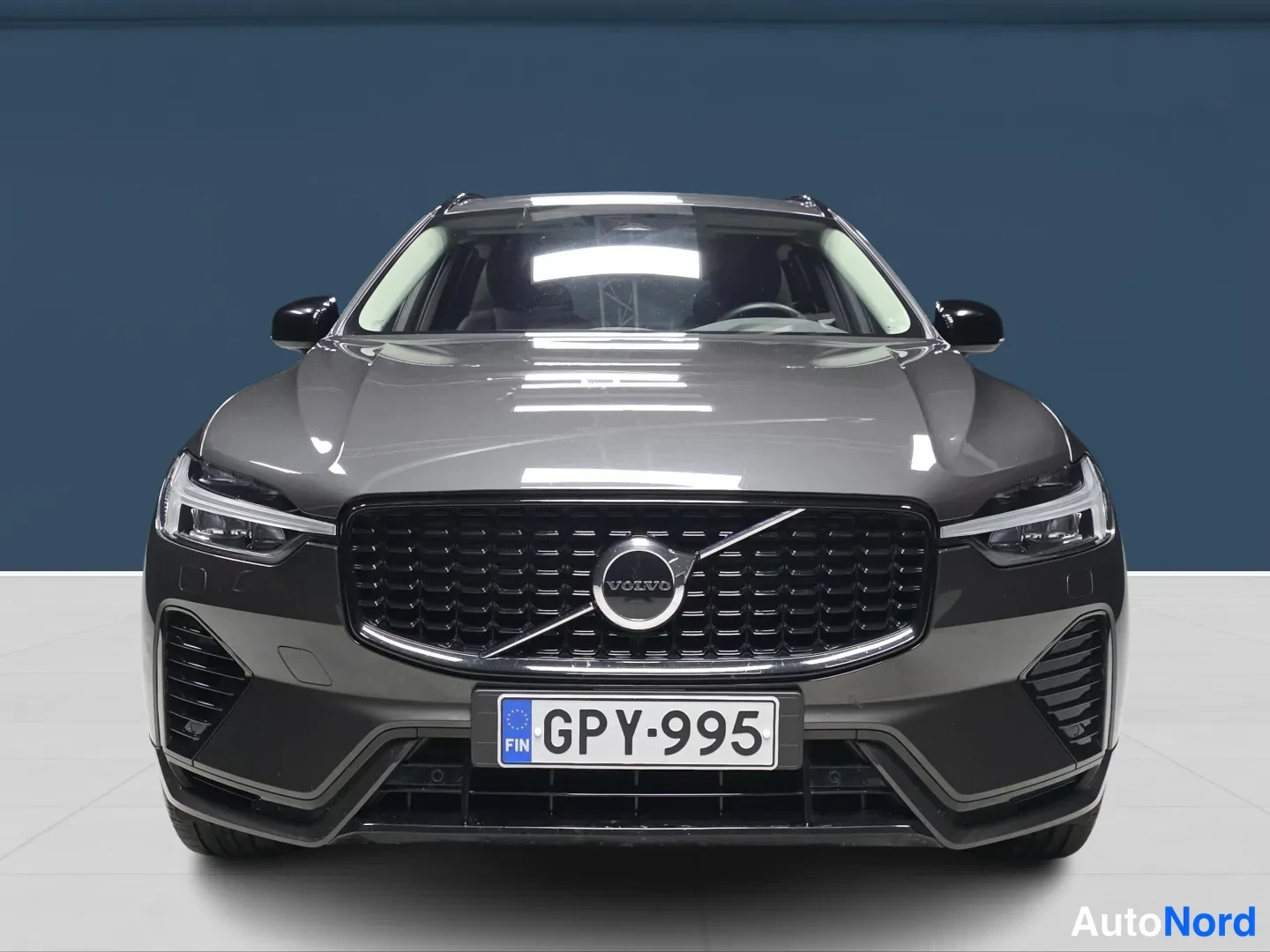 Harmaa Volvo XC60 2025, edestä, kuva 3