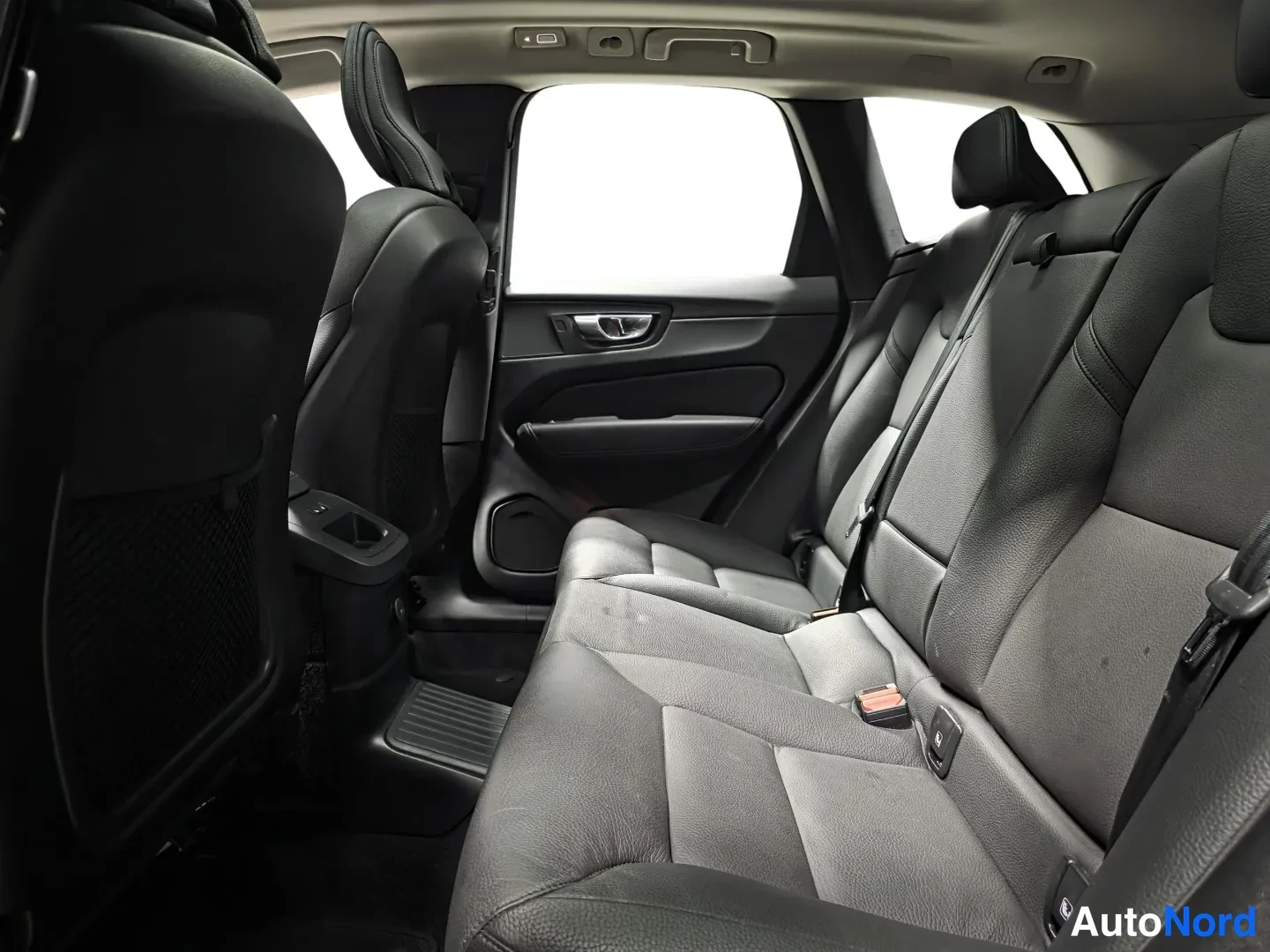 Harmaa Volvo XC60 2025, sivulta, kuva 4