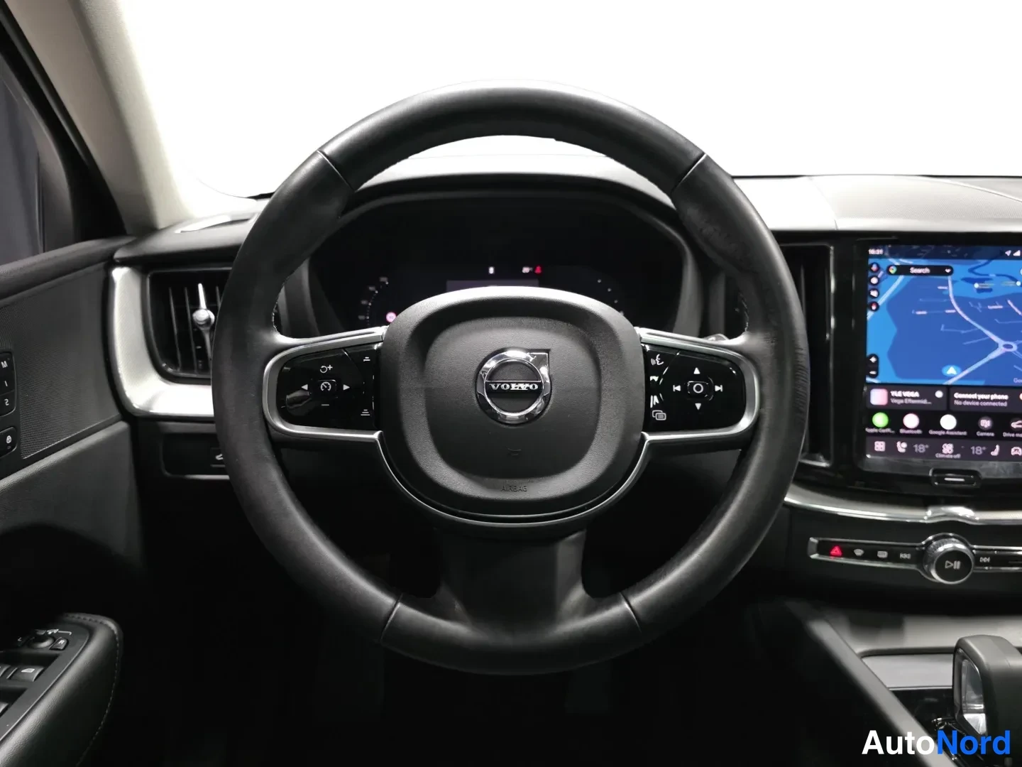 Harmaa Volvo XC60 2025, sivulta, kuva 5
