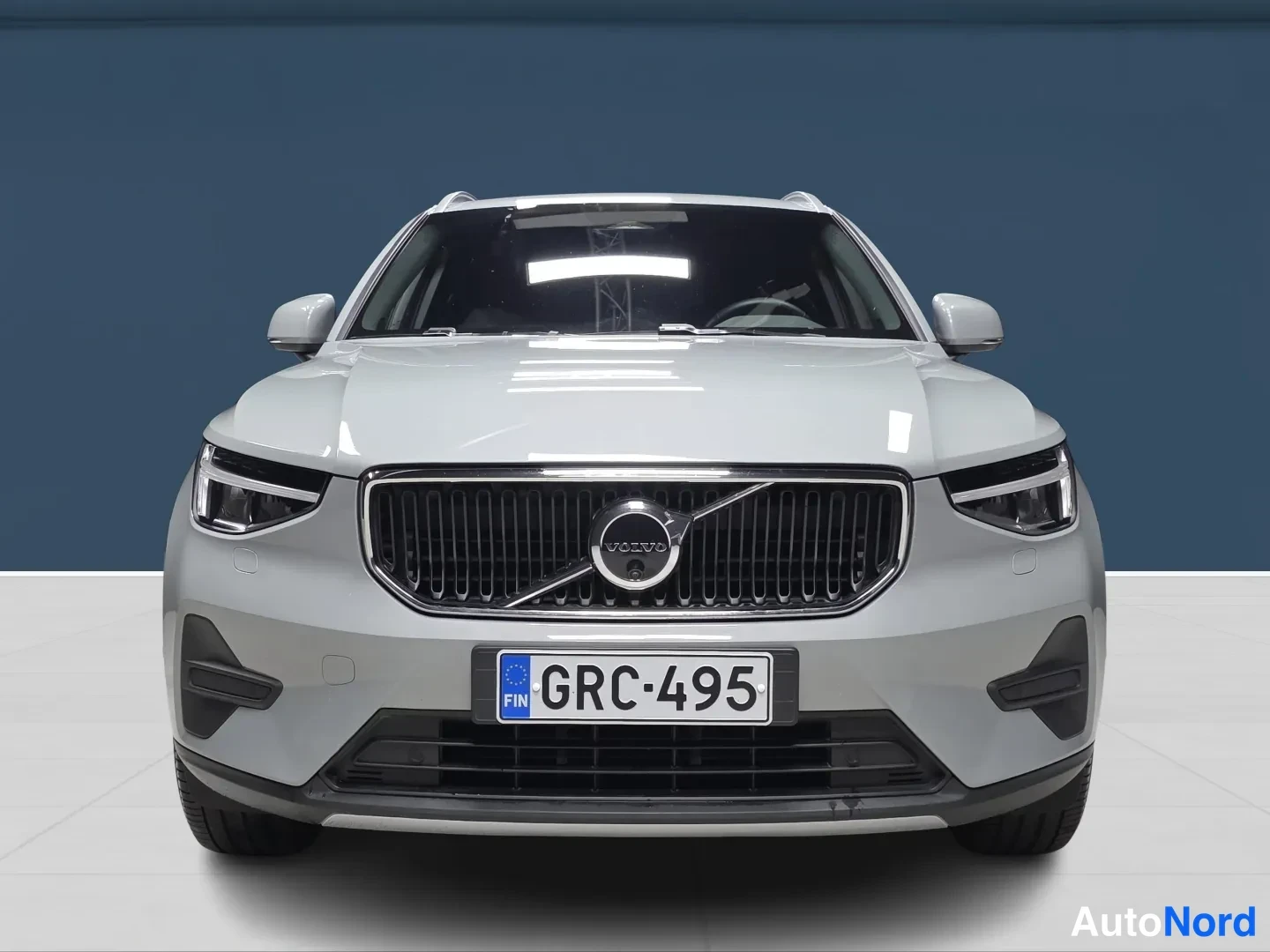 Grey Volvo XC40 2025, front, photo 3