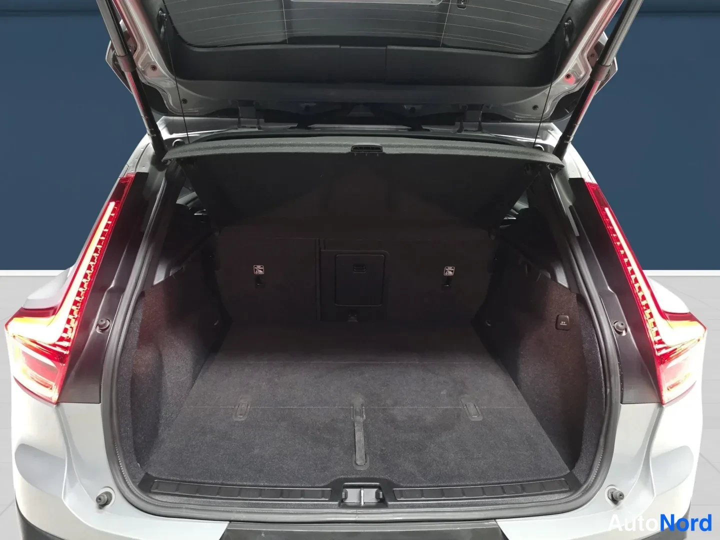 Grey Volvo XC40 2025, rear, photo 7