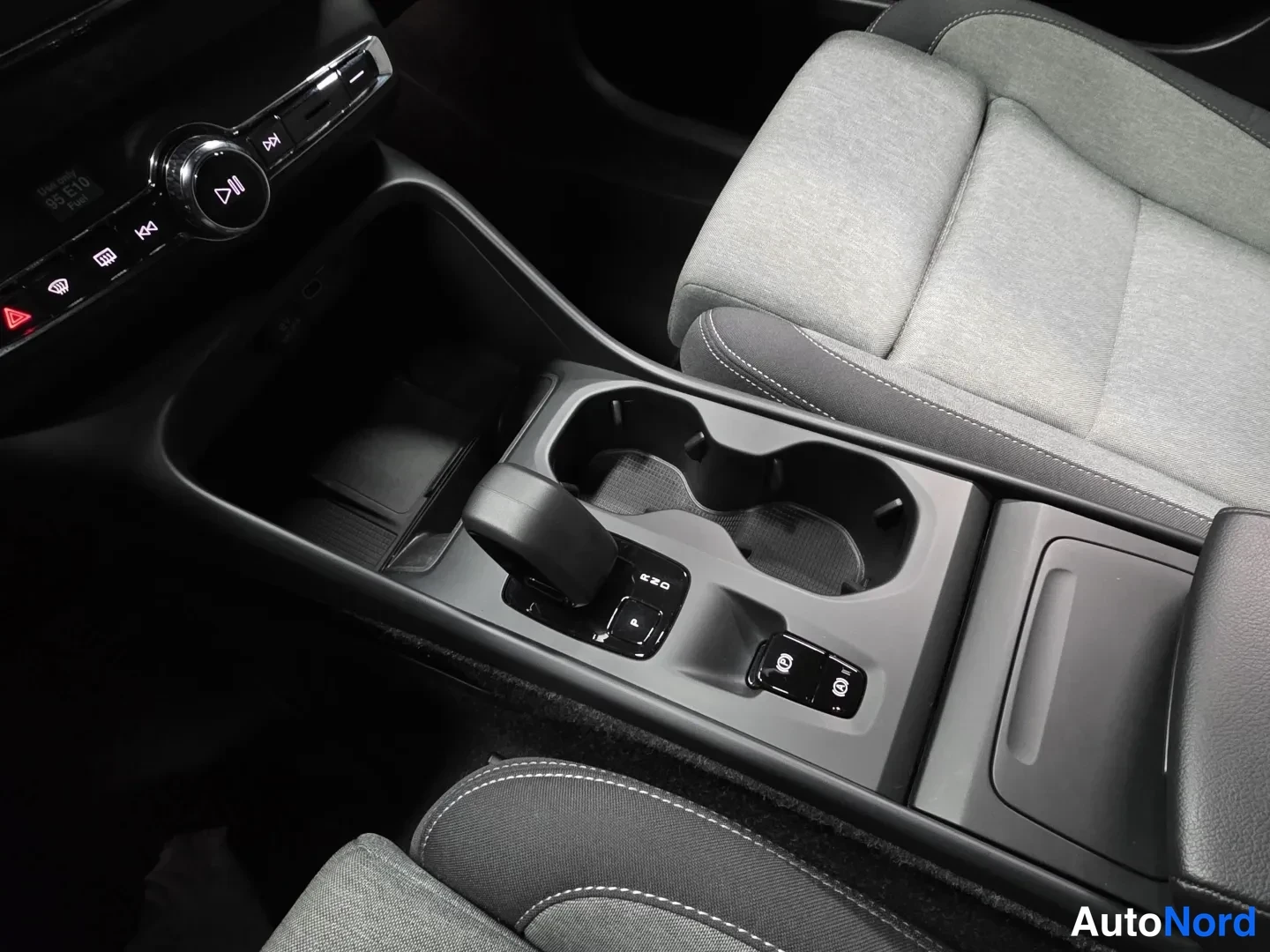 Grey Volvo XC40 2025, photo 15