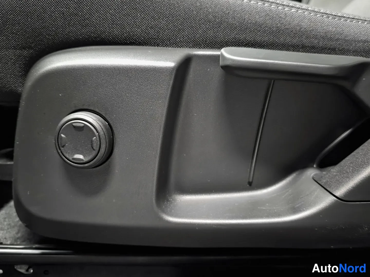 Grey Volvo XC40 2025, photo 16