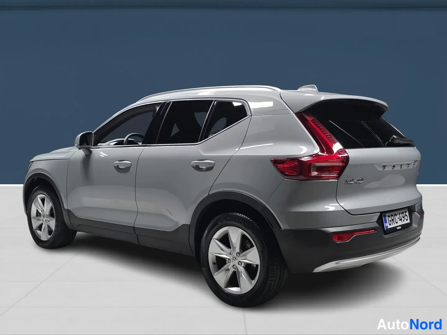 Grey Volvo XC40 2025, rear three-quarter, photo 5