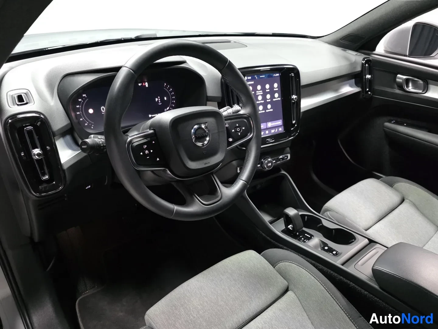 Grey Volvo XC40 2025, photo 9