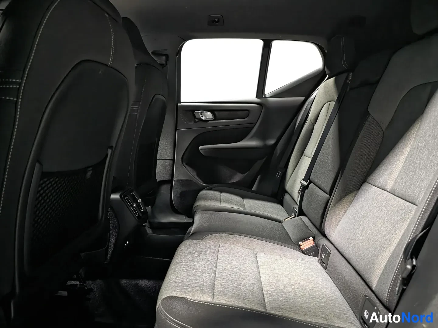 Grey Volvo XC40 2025, photo 10