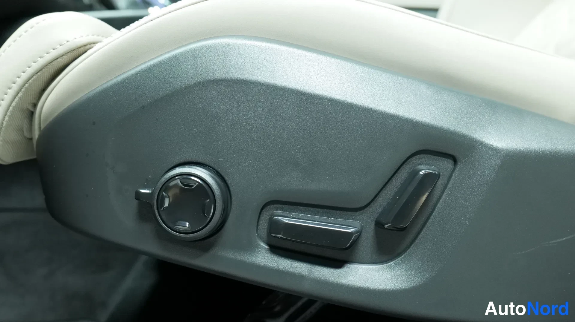 Röd Volvo XC60 2026, detalj, bild 7
