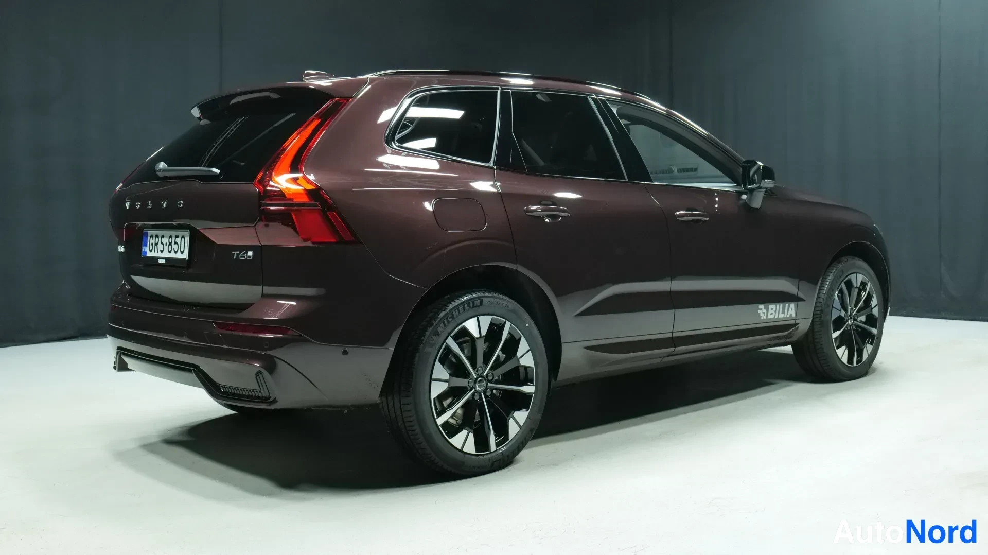 Röd Volvo XC60 2026, snett bakifrån, bild 4