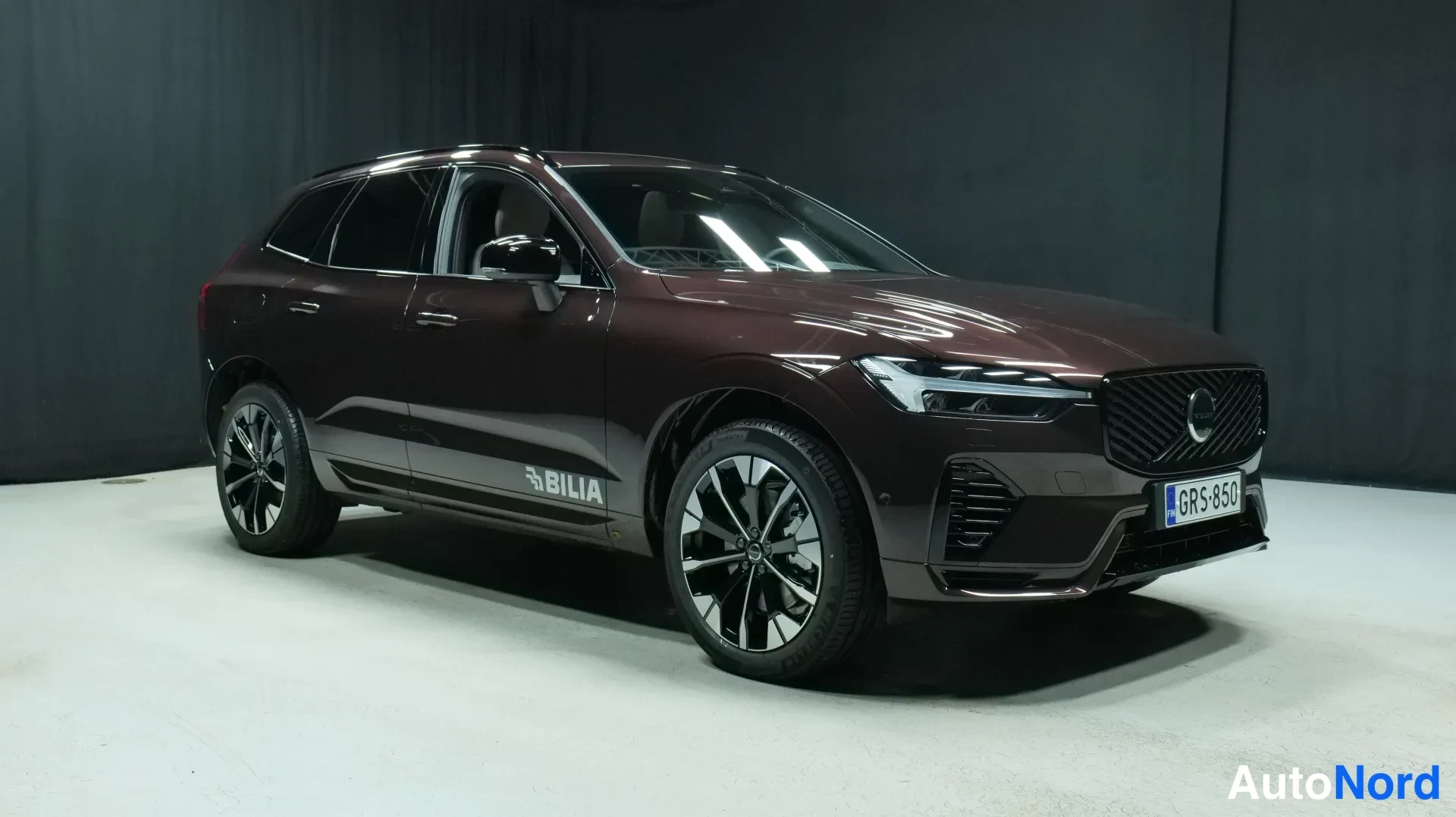 Röd Volvo XC60 2026, snett framifrån, fronten åt höger, bild 2