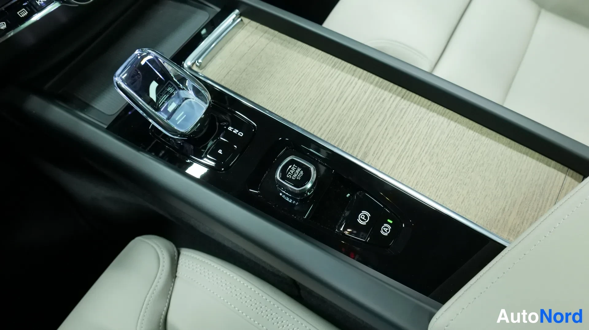 Röd Volvo XC60 2026, detalj, bild 5