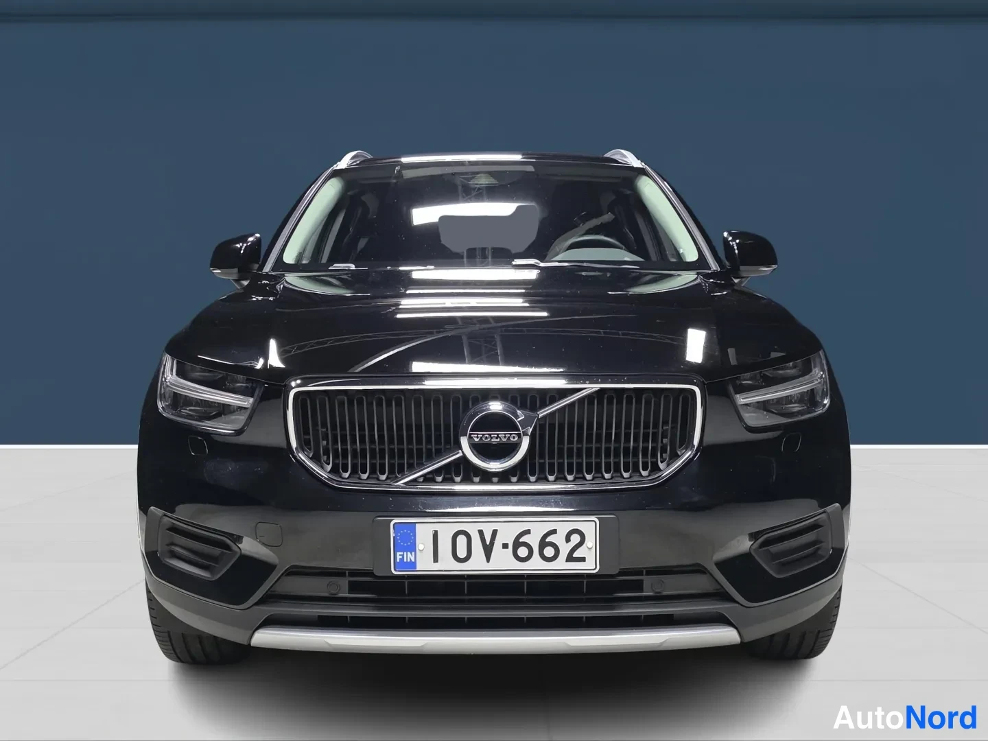 Black Volvo XC40 2022, front, photo 3