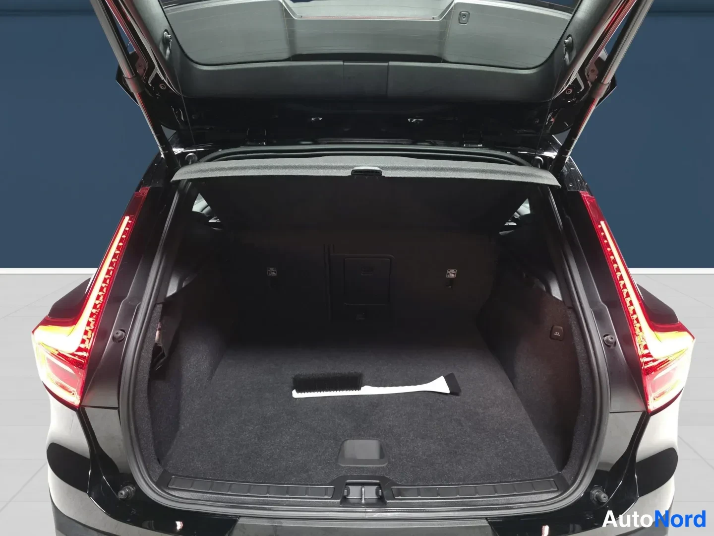 Black Volvo XC40 2022, rear, photo 6