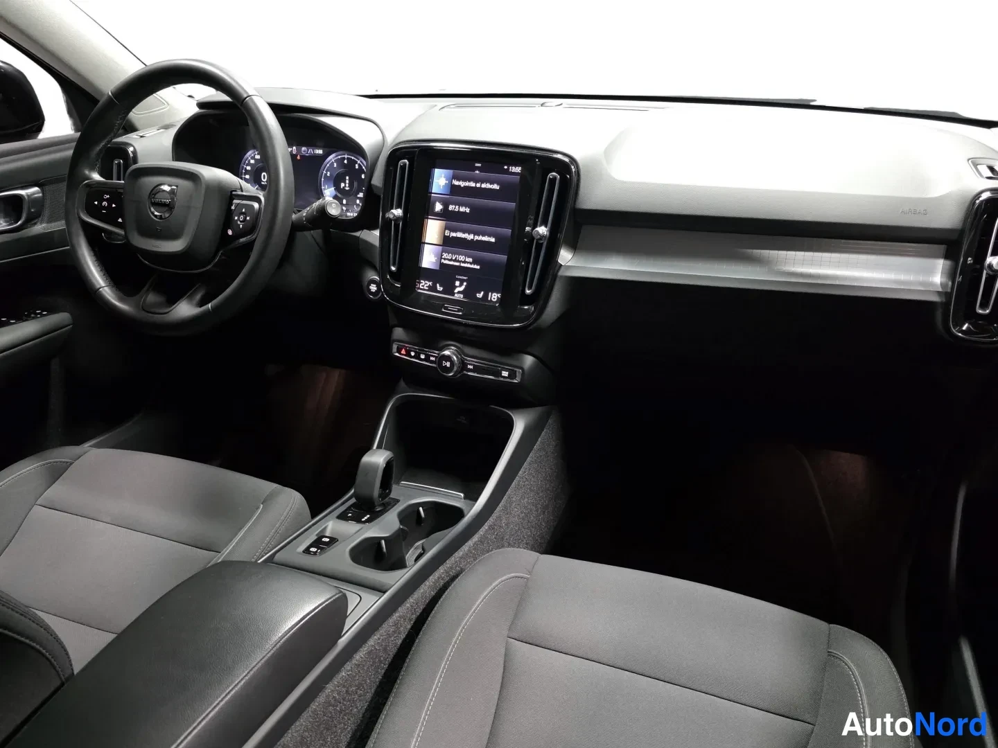 Black Volvo XC40 2022, photo 16