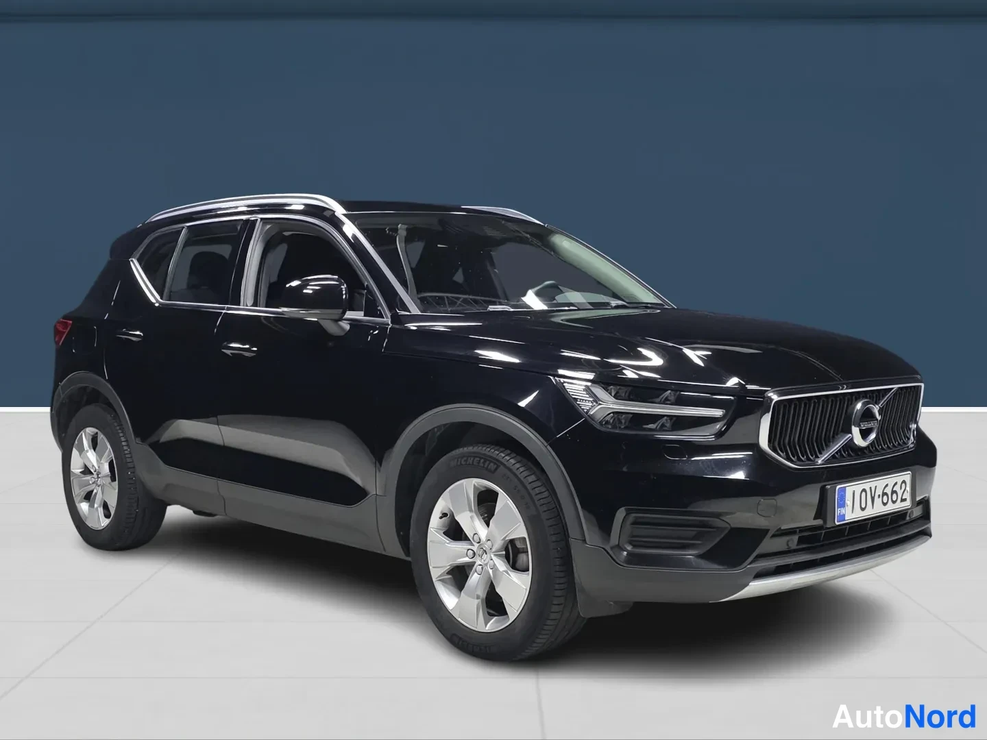 Black Volvo XC40 2022, front three-quarter, nose to the right, photo 2