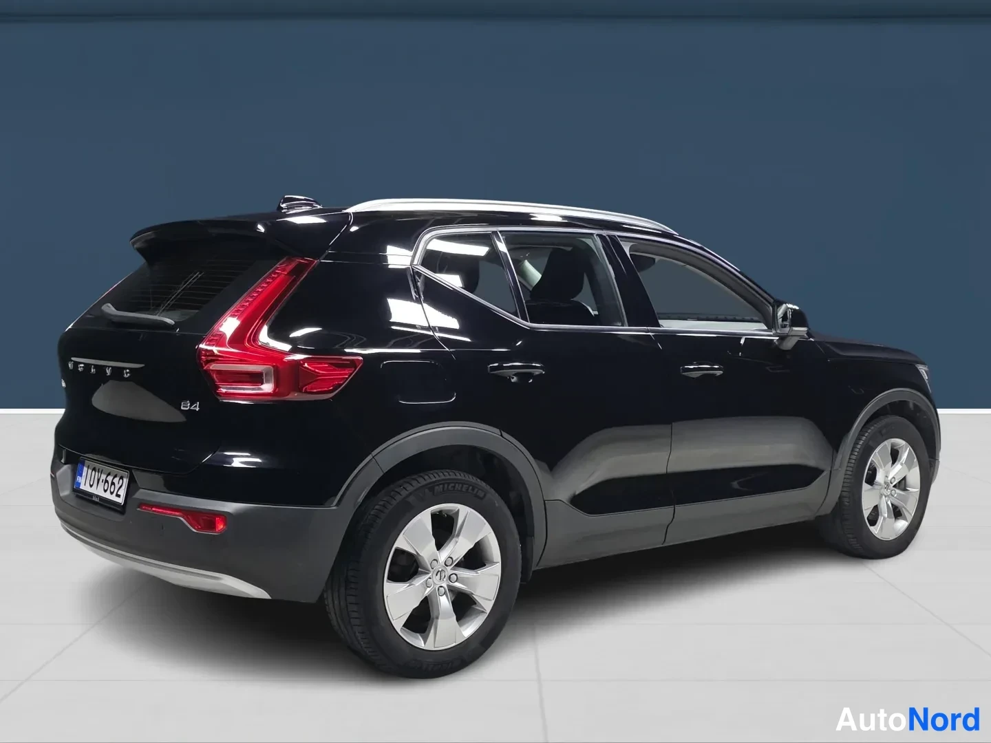 Black Volvo XC40 2022, rear three-quarter, photo 4