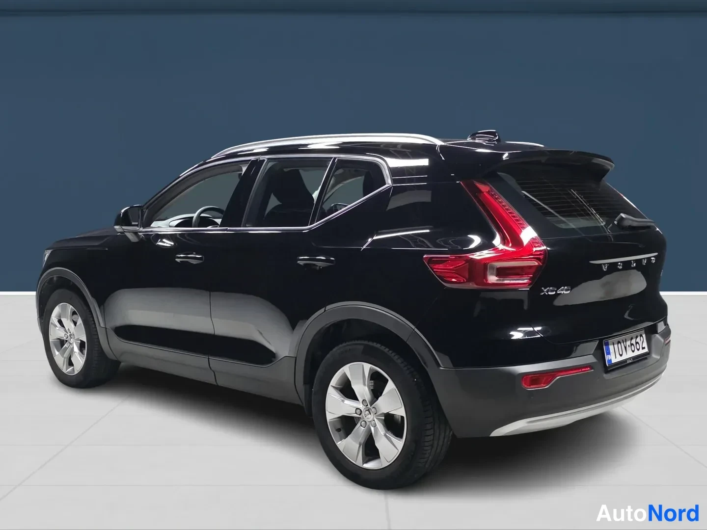 Black Volvo XC40 2022, rear three-quarter, photo 5