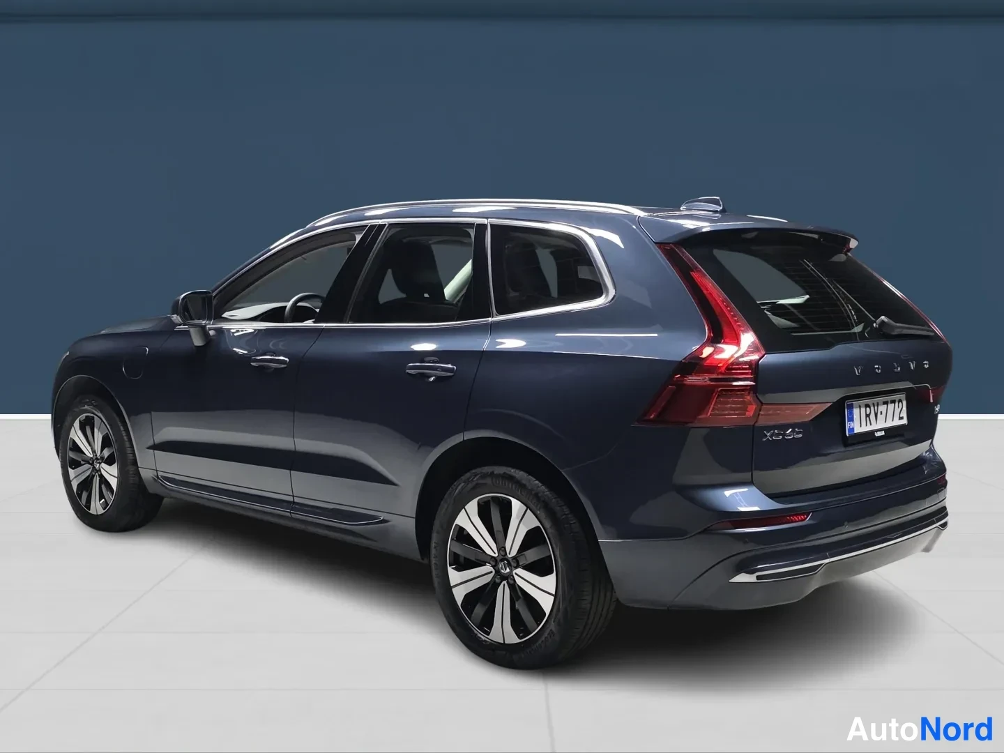 Blå Volvo XC60 2025, snett bakifrån, bild 4