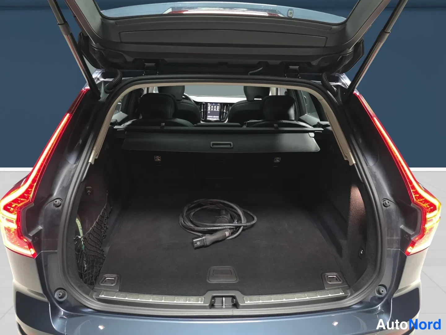 Blå Volvo XC60 2025, bakifrån, bild 6