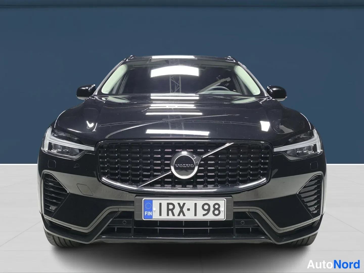 Musta Volvo XC60 2025, edestä, kuva 3