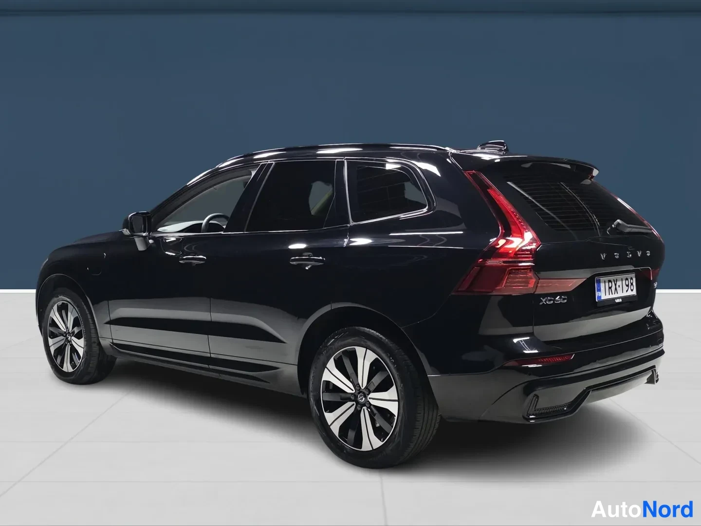 Musta Volvo XC60 2025, takaviisto, kuva 3