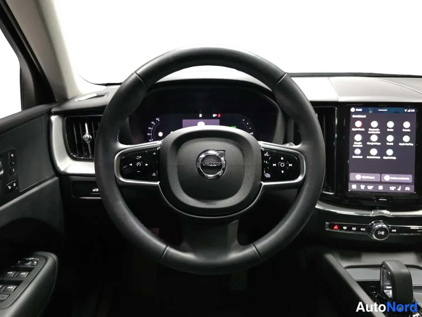 Musta Volvo XC60 2025, kuva 8