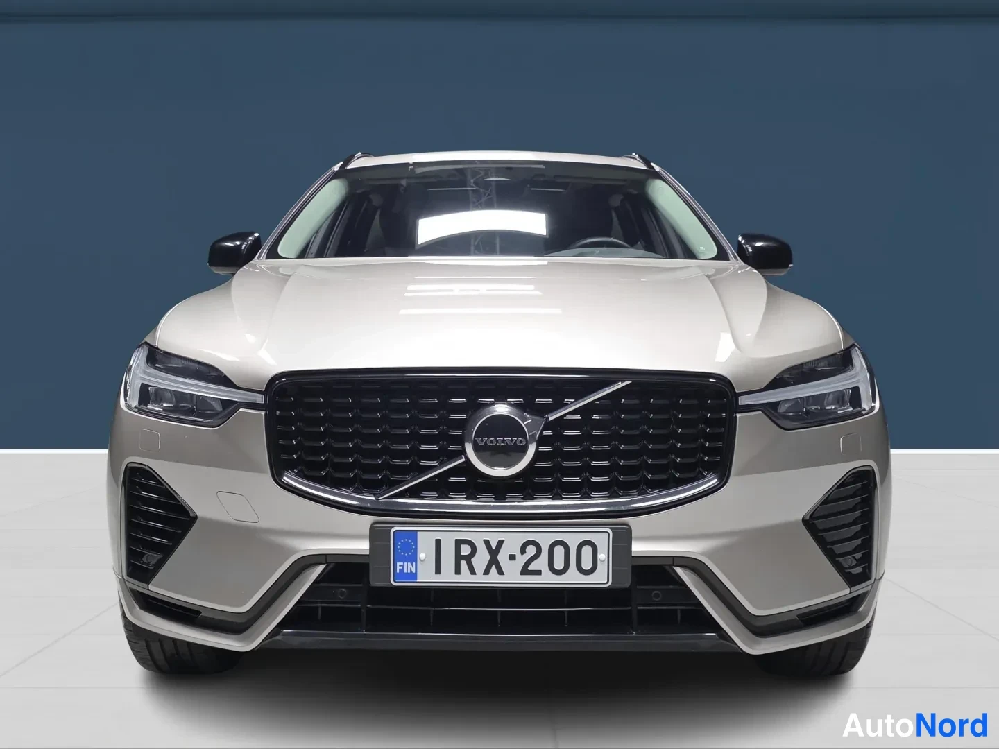 Ruskea Volvo XC60 2025, edestä, kuva 3